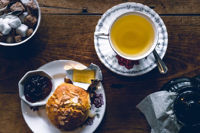 Cinnamon scones served with tea